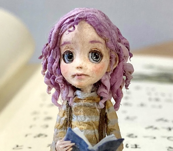 髪の毛と眉毛で完成した和紙人形