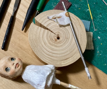 胸像タイプの和紙人形と土台の木材とステンレス丸棒