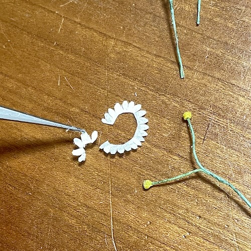 マーガレットの作り方(花びらを貼る)
