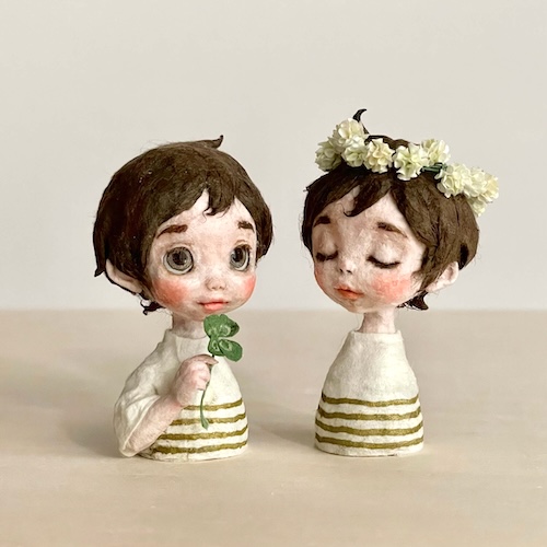 和紙人形作品『シロツメクサの花冠と四つ葉のクローバーのミニドール』