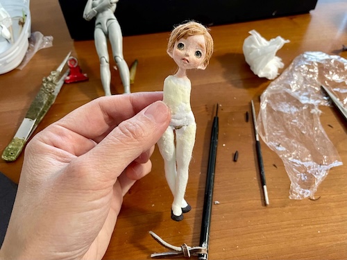 和紙人形の頭部とボディを仮組みした製作途中の工程写真