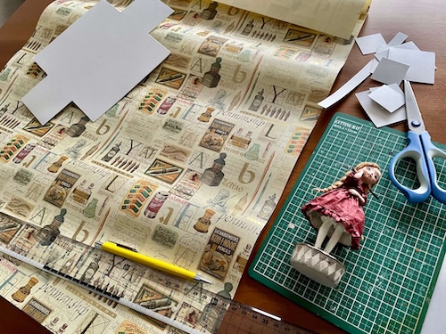 作業机の上で進める和紙人形の製作風景と使用道具