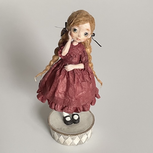 和紙人形の表情がわかる顔のクローズアップ写真