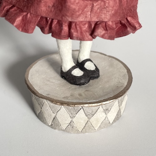 和紙人形の靴と石粉粘土の市松模様の土台部分アップ