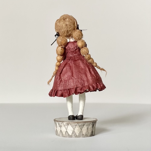 和紙人形の背面から見たドレスとおさげ髪のディテール