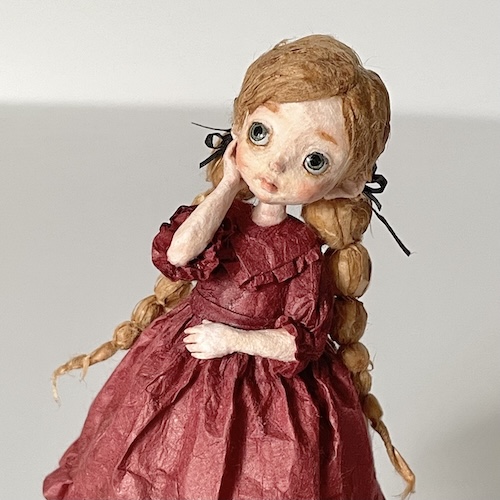 和紙人形の表情がわかる顔のクローズアップ写真