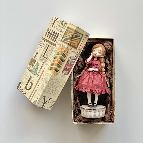 手作り箱に収めた完成した和紙人形の全体写真