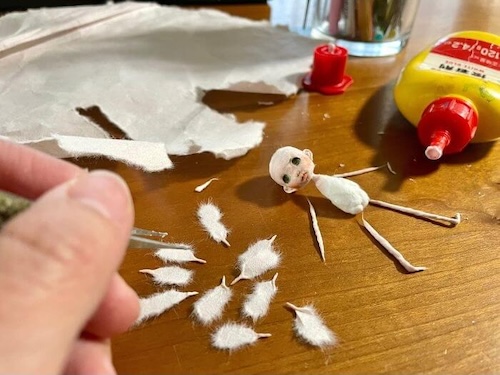 和紙人形の製作途中。等身やバランスを調整するための工程写真。