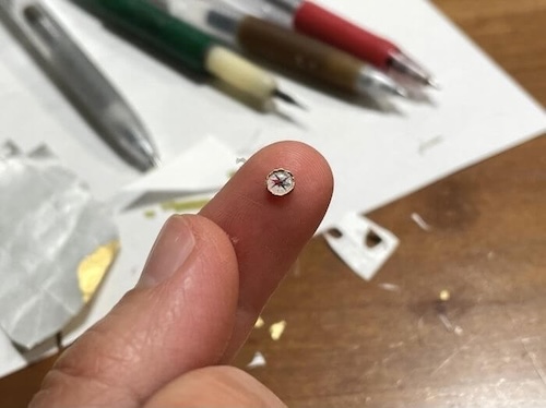 人形用の小さなコンパスの製作工程。紙素材で作られた細部のパーツ。