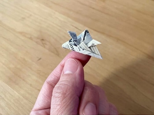 一番最初にインスピレーションを抱いた洋新聞で作った兜