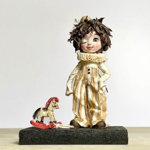 木馬とピエロの和紙人形。ミニチュア木馬をモチーフにした創作ドール作品。