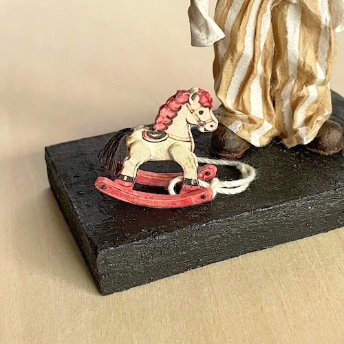 ピエロと木馬の和紙人形作品。クラシックな雰囲気のミニチュアドール。