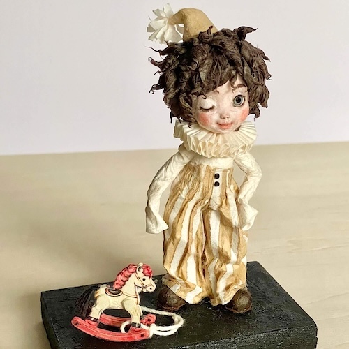 ピエロの和紙人形とミニチュア木馬。表情やディテールがわかる作品写真。