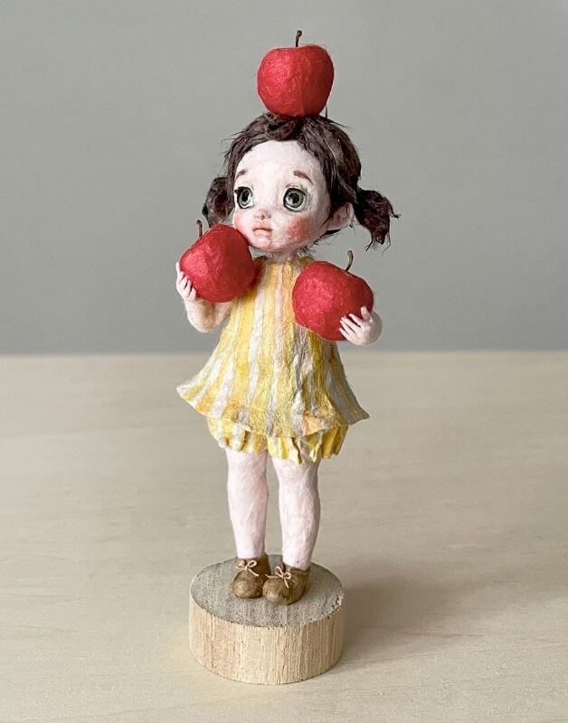 3つのリンゴを持つ少女の和紙人形の全体像