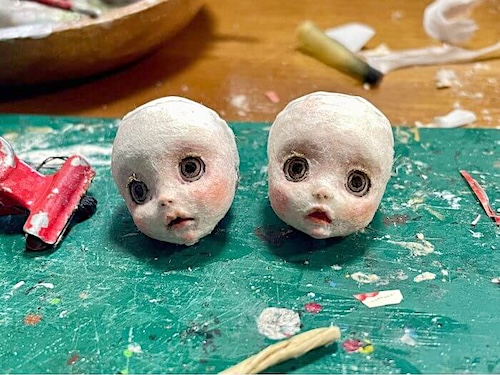紙を使って小さな顔を成形している製作初期段階。創作人形の表情作りの様子。