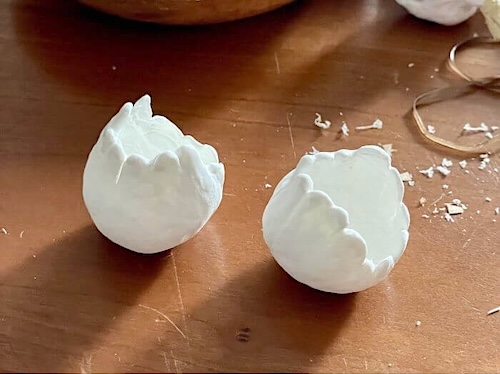 紙粘土で製作した、艶のあるさくらんぼ型ヘアパーツ完成状態。双子の果実のようなフォルム。