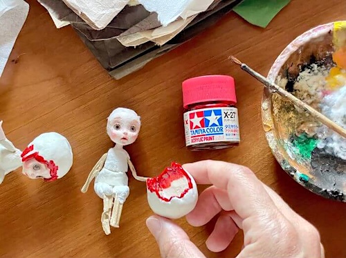 クリアーレッド塗料を重ね塗りし、みずみずしい赤色へ着色している工程。