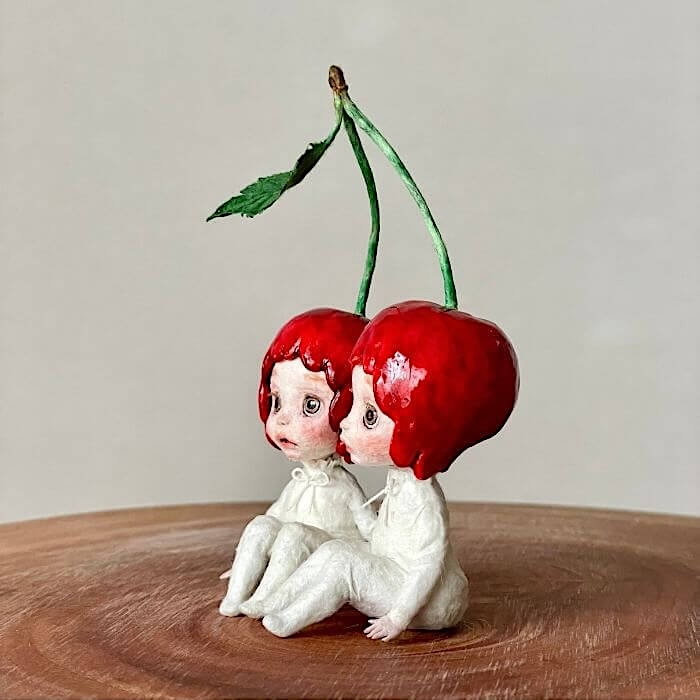 別角度から見た『Cherry Blossom Girl』。和紙の質感や立体感、双子の造形がわかる作品写真。