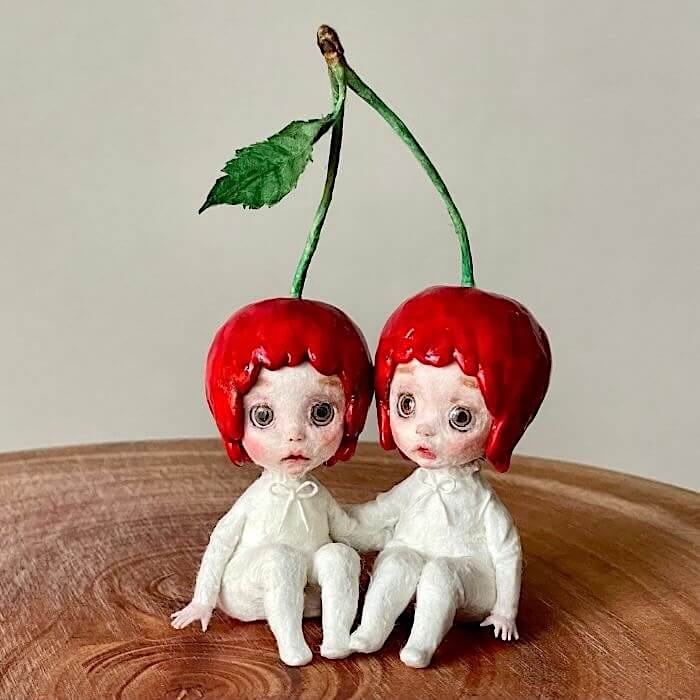完成した和紙人形『Cherry Blossom Girl』。双子のさくらんぼをモチーフにした創作人形作品。
