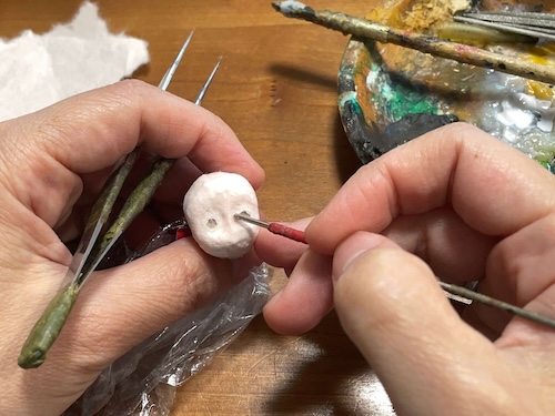 和紙を貼り重ねてフランス人形の顔を形作る製作工程