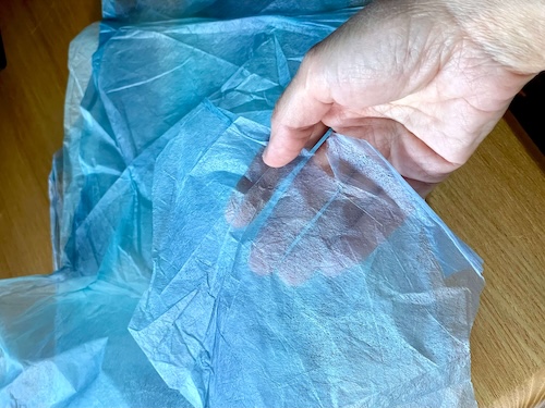 青いグラデーションの典具帖紙が今回使用した和紙素材のメイン