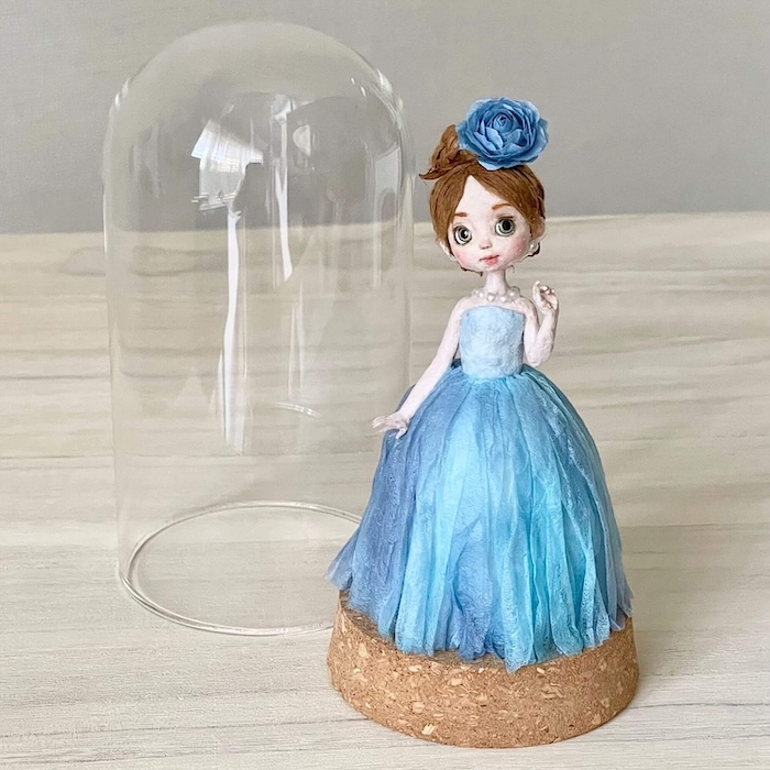 ガラスドームに入る青いドレスの和紙フランス人形完成作品