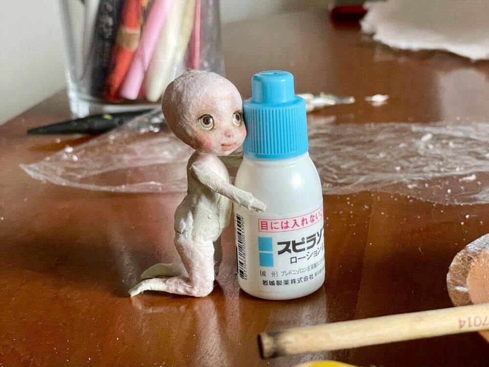 少年の体を組み立てている途中工程。立体のバランスを確認しながら形を整えている様子。