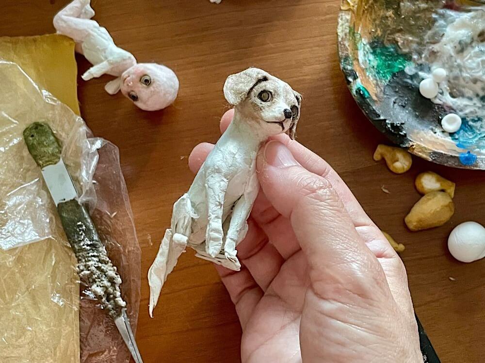 男の子とのサイズ感に注意しつつ、犬の和紙人形の毛並みや表情を数色の和紙を貼り彩色している工程。