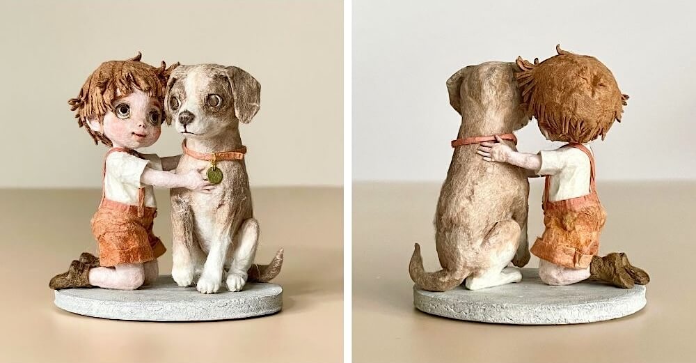 少年が愛犬を抱きしめて寄り添う姿を表現した和紙人形『ずっと大切な君へ』の完成作品。温かい表情と和紙の質感が伝わる一点物ミニチュア。