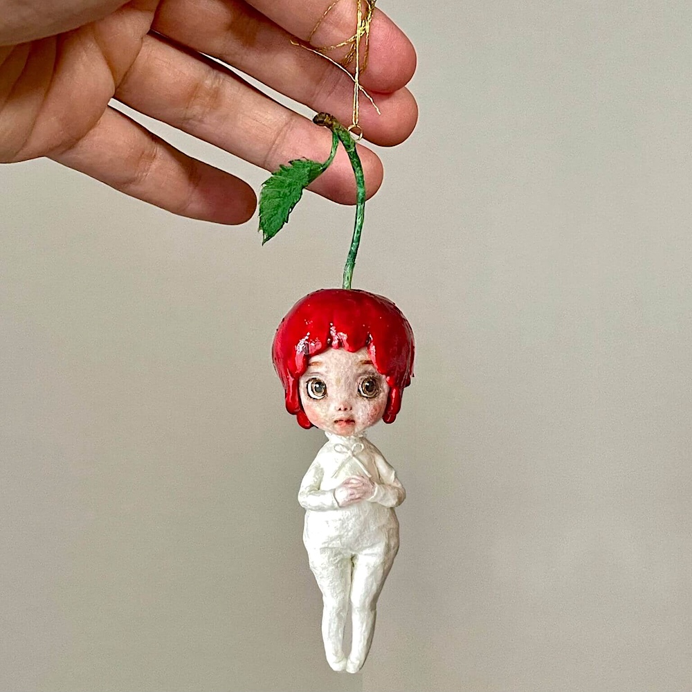 金色の紐で吊るした小さな和紙人形Cherry Blossom Girlの全身