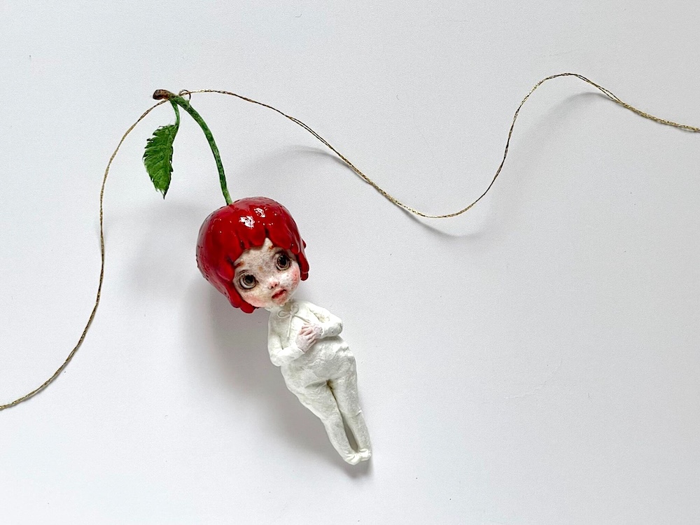 金色の紐で吊るして飾る和紙人形Cherry Blossom Girlのオーナメント