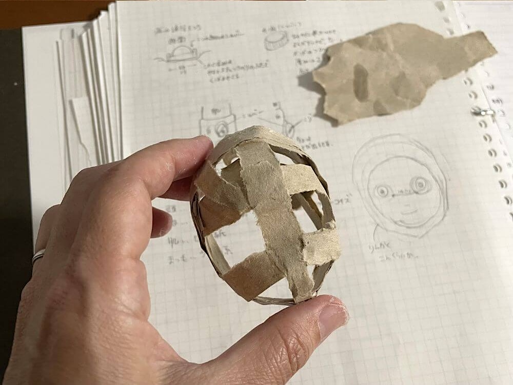和紙人形の顔を成形している途中