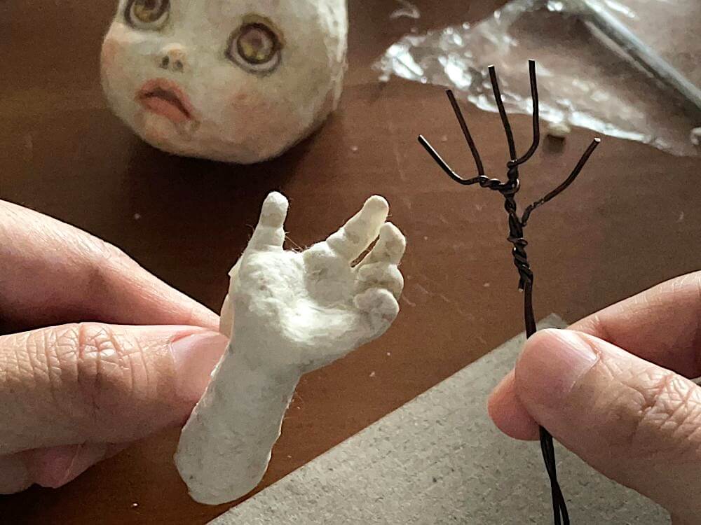 ロクタ紙の人形の腕と手を製作。針金の骨組み