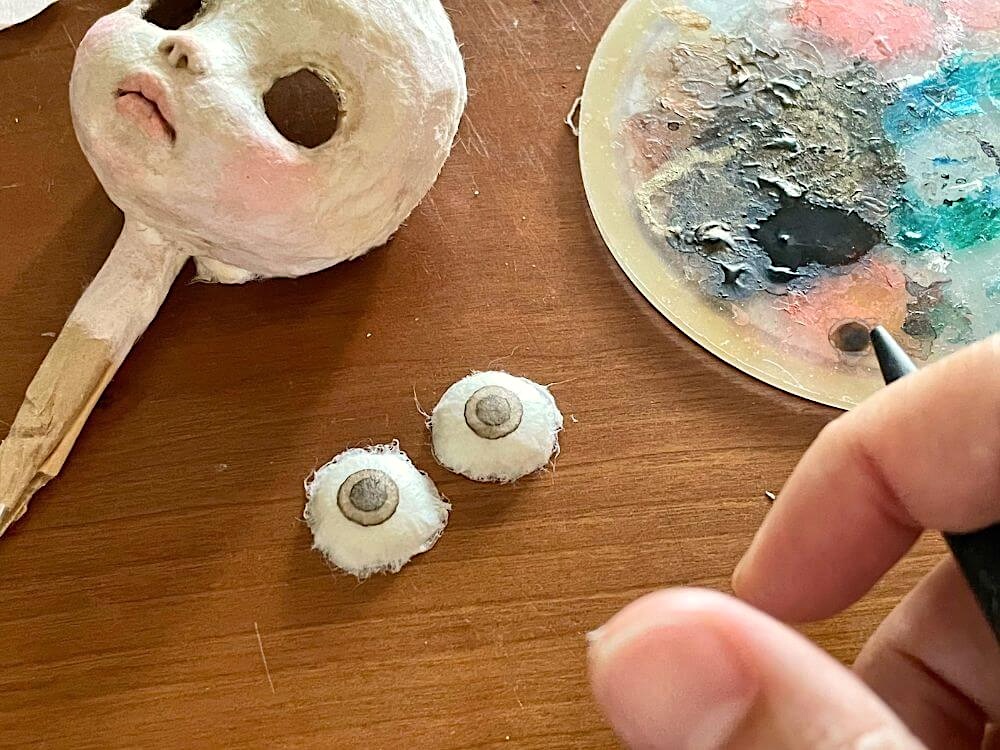 球面を利用して和紙を貼り重ねた、黒目を描く前の目のパーツ