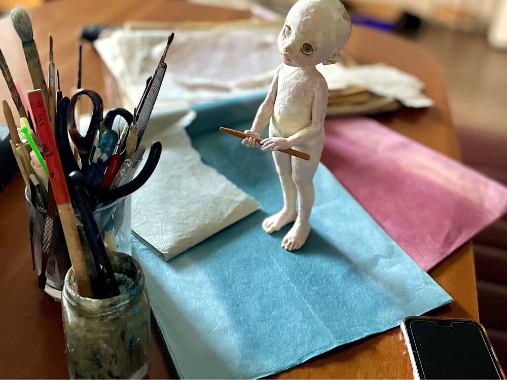 人形の衣服に使う和紙と、製作途中の人形