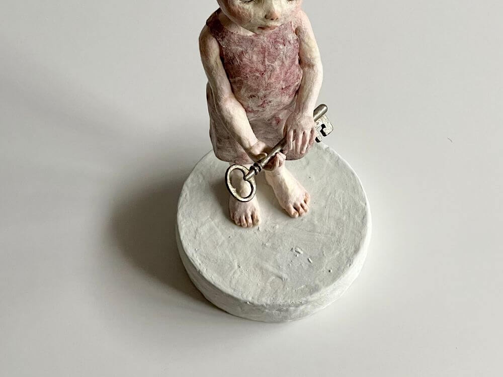 和紙人形「あなたの鍵」の台座の余白が見える完成写真