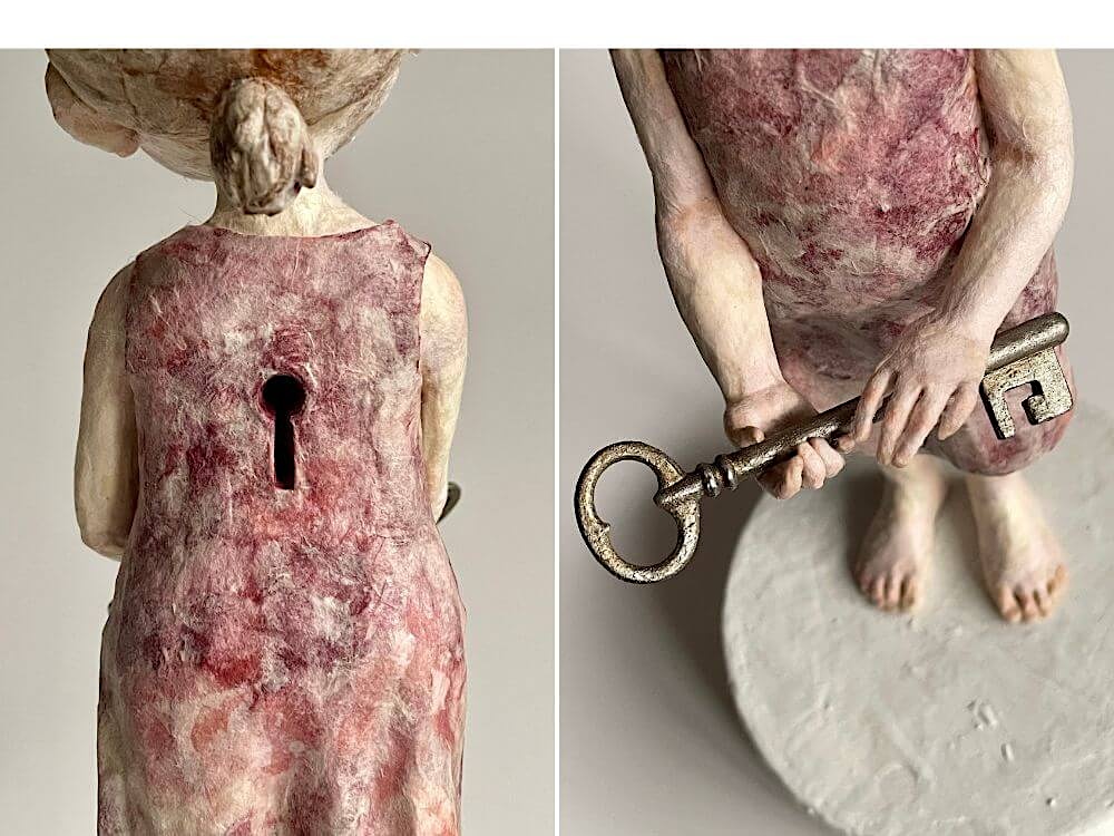 画像右:和紙人形「あなたの鍵」が手に持つ、古びた金属のような自作の鍵
画像左:和紙人形「あなたの鍵」の背中に作られた小さな鍵穴