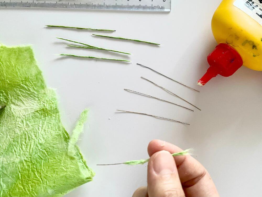 0.3mmのクラフトワイヤーに緑色の和紙を巻いて茎を作る工程