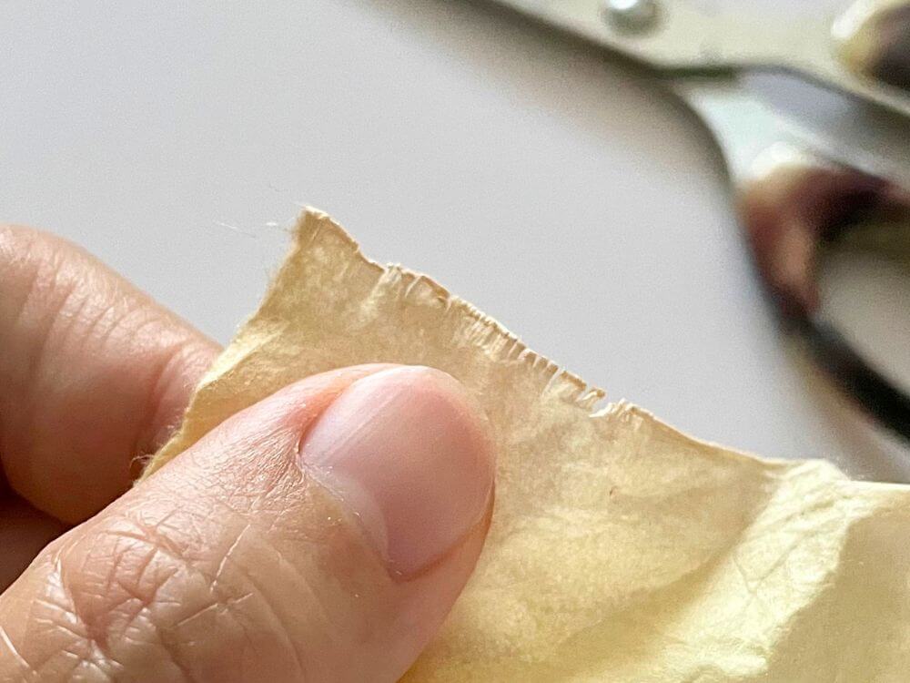 折り曲げた和紙に細かな切り込みを入れて花芯を作る工程