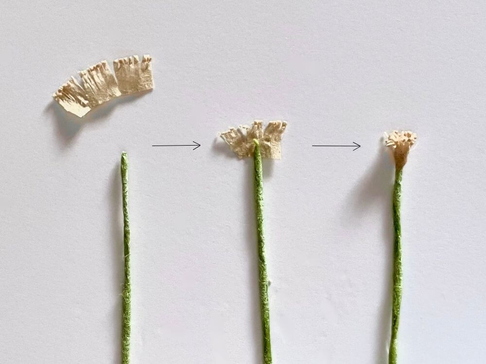 粒状に加工した和紙を茎の先端に巻きつけて花芯を作る工程