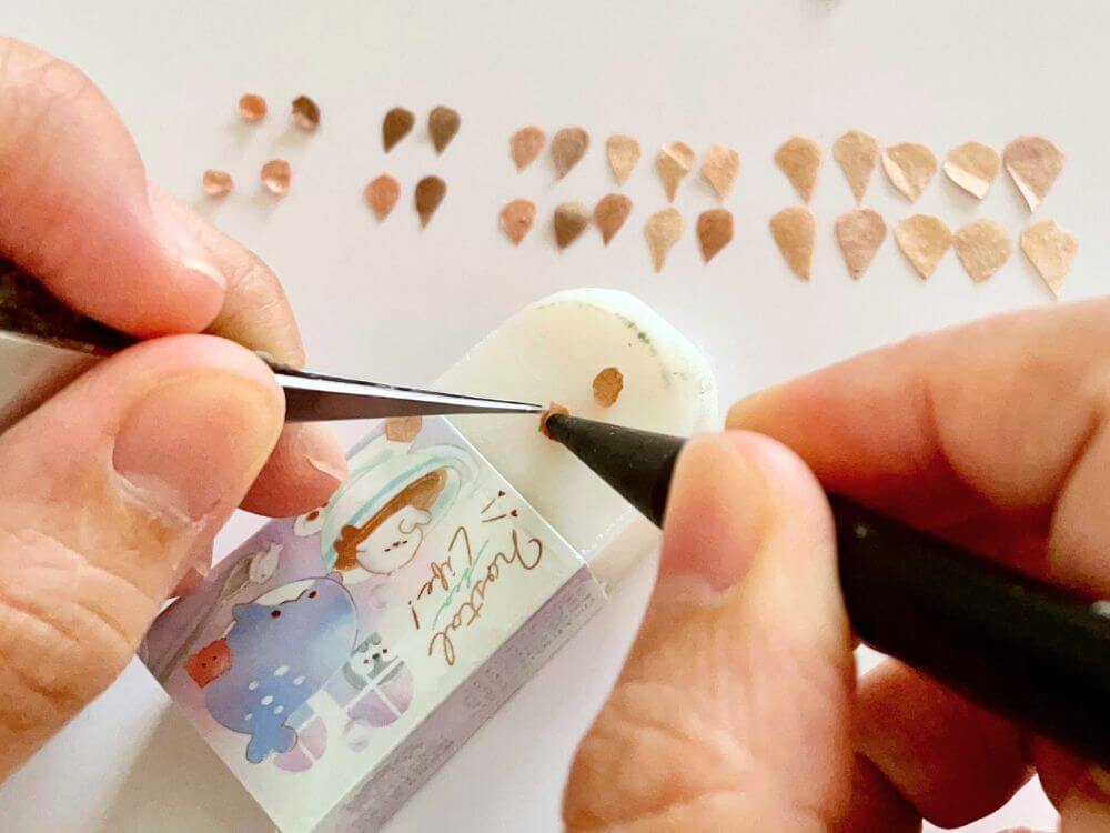 消しゴムとデザインカッターを使って和紙の花びらにカールをつける工程