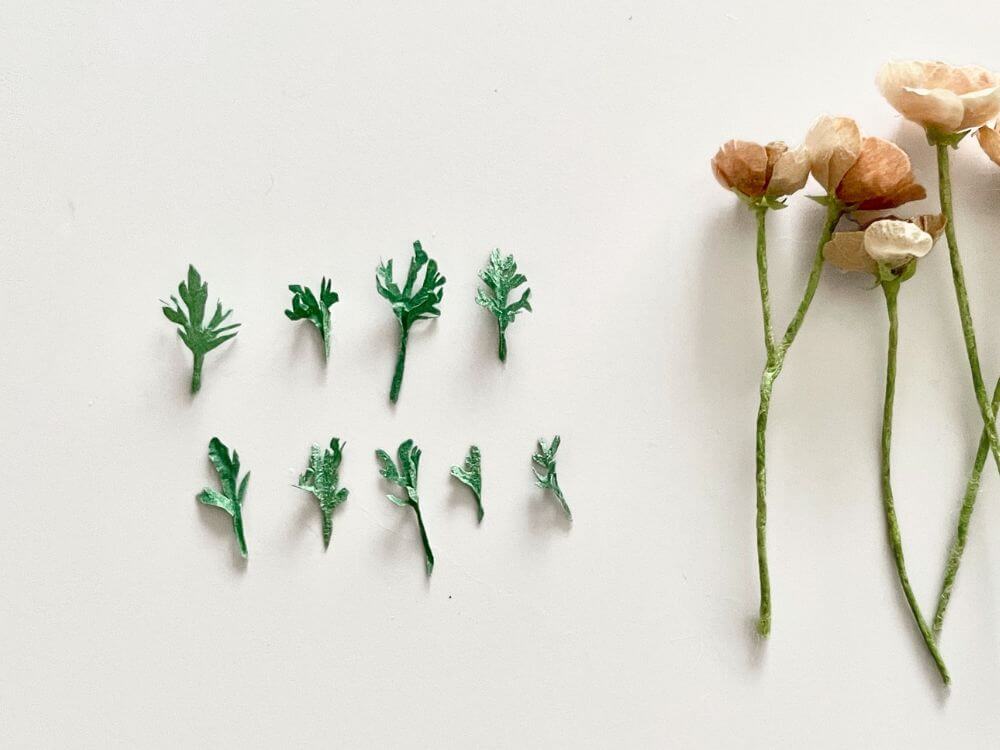 ミニチュアラナンキュラスの葉のパーツと完成した花