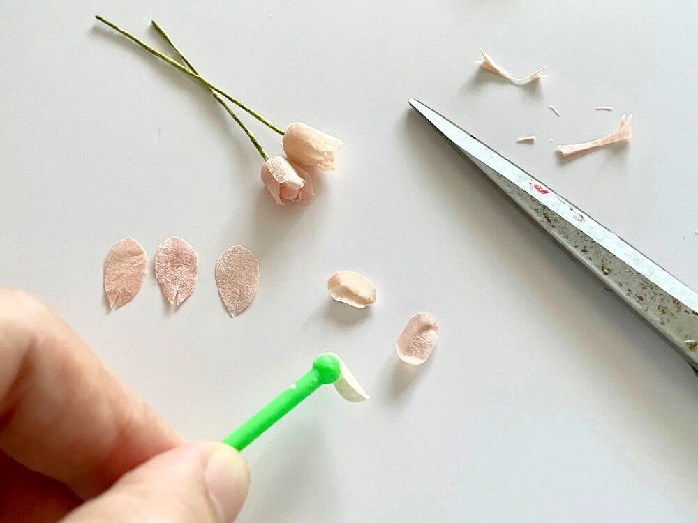 ボールスタイラスで和紙の花びらに立体的なカーブをつける工程