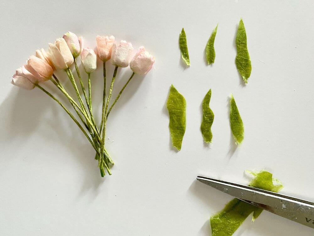 和紙で作ったチューリップの花と葉を並べた状態