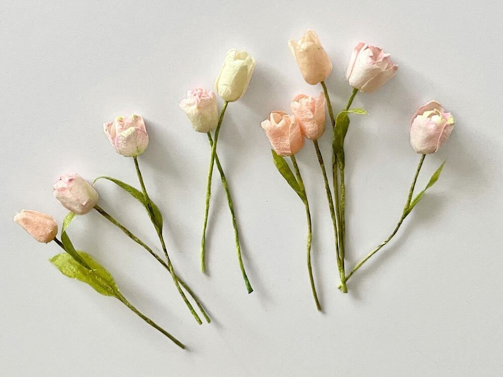 花びらと葉を取り付けて完成に近づいたミニチュアチューリップ